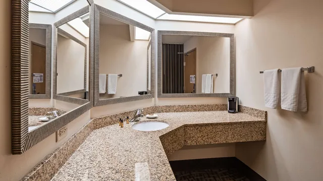 غرفة قياسية بسرير كينج مع أريكة، Best Western Plus Peoria 4/5