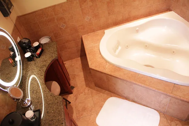 غرفة بسرير كينج بجاكوزي، Hotel Iris San Diego 1/1