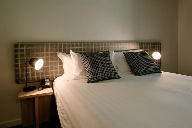 Premium Hotel Room, Edgewater Hotel 3/6