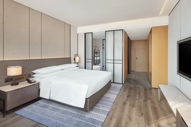 غرفة ديلوكس بسرير كينج بإطلالة على الجبل، Sheraton Pujiang 2/5