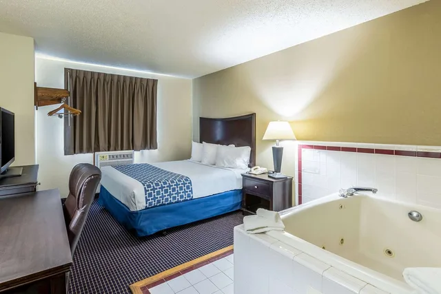 Room, Queen Bed, Econo Lodge Inn & Suites Auburn, MI 1/5