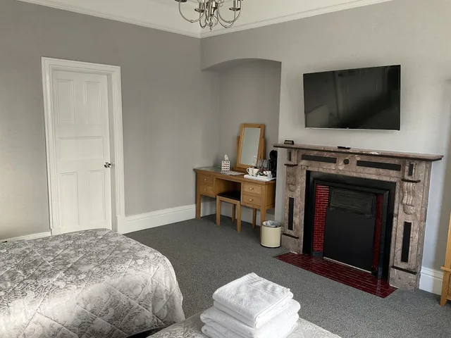 Room, Twin Beds, Bath and Shower، Glenora Guest House 3/4