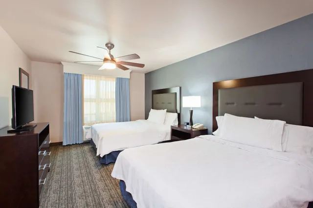 غرفة بسرير كينج وسريرين كوين لذوي الإعاقة، Homewood Suites By Hilton Fairfield Napa Valley Area 2/6
