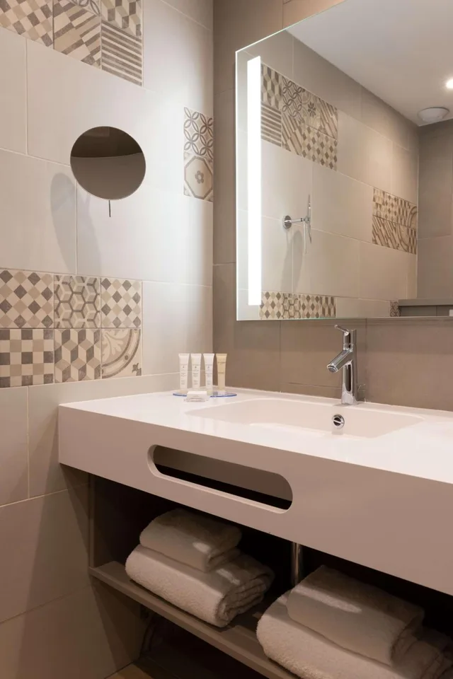 Connecting, Family, King and Queen Bed, Hilton Garden Inn Le Havre Centre 9/9