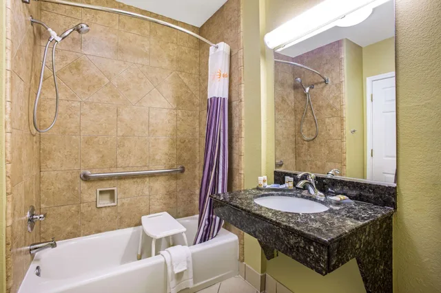 غرفة بسرير كينج لذوي الإعاقة، La Quinta Inn Suites Belton Temple South 4/5