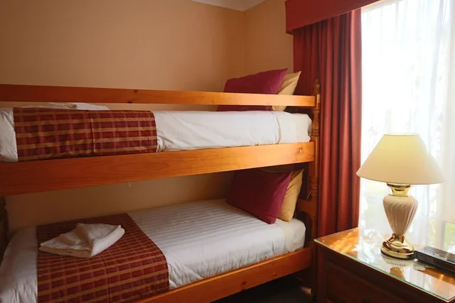 2 Bedrooms, Cherry, Family, Cottage, 1 Queen and 3 Single Beds، Swansea Cottages & Motel Suites 3/6