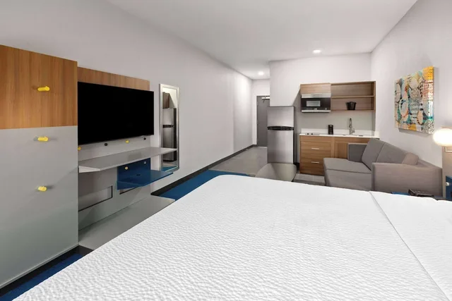 جناح ديلوكس بسرير كينج مع أريكة بمطبخ صغير، Microtel Inn & Suites by Wyndham Olive Branch 1/2