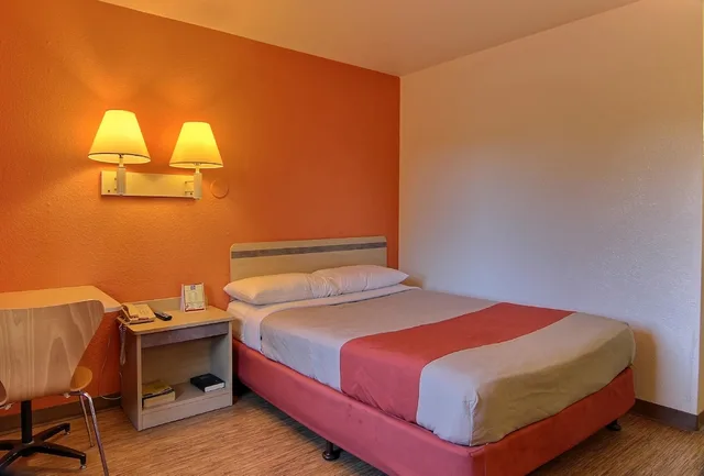 غرفة قياسية بسرير كوين، Motel6 Bismarck, ND 2/7