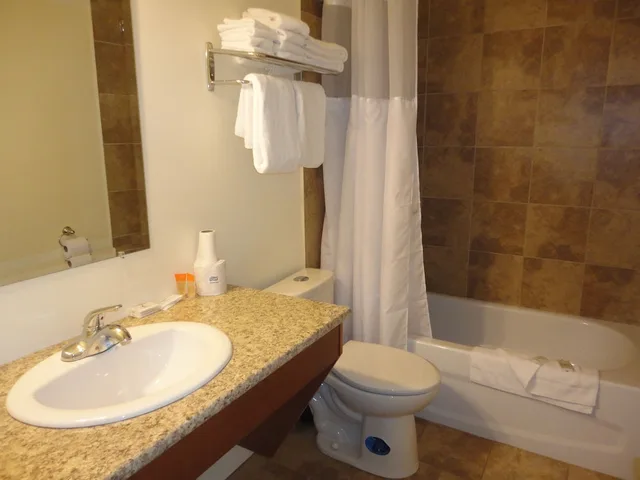 جناح عائلي بسريرين كوين مع أريكة، Sahara Courtyard Inn Penticton 10/10
