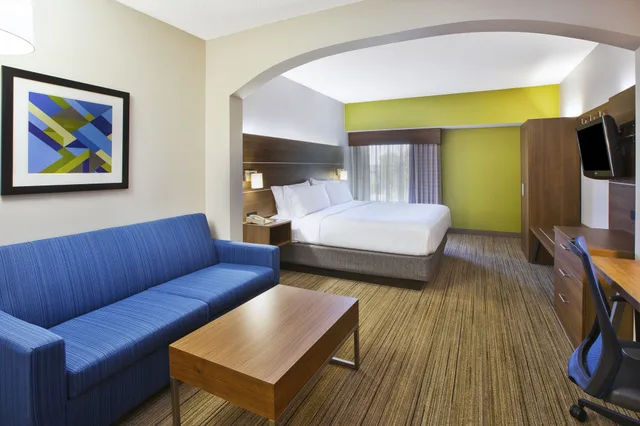 غرفة قياسية بسرير كوين بحوض جاكوزي لذوي الإعاقة، Holiday Inn Express Hotel And Suites Cincinnati Northeast Milford 1/7