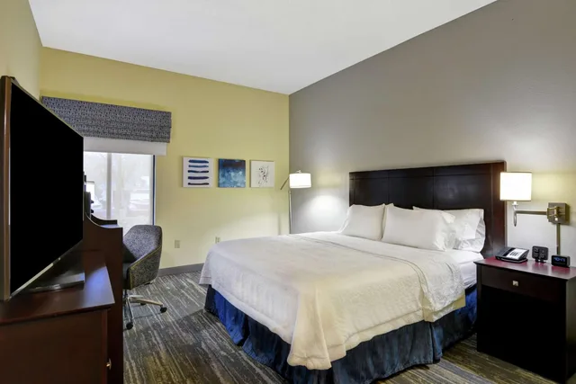 غرفة بسرير كينج بحوض استحمام لذوي الإعاقة، Hampton Inn Jacksonville Ponte Vedra Beach Mayo Clinic Area 5/10