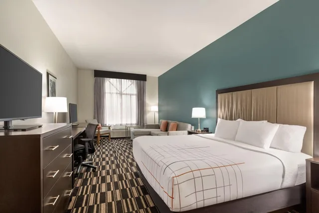 Executive, King Bed, Sofa, La Quinta Inn & Suites by Wyndham Fairfield - Napa Valley 2/4
