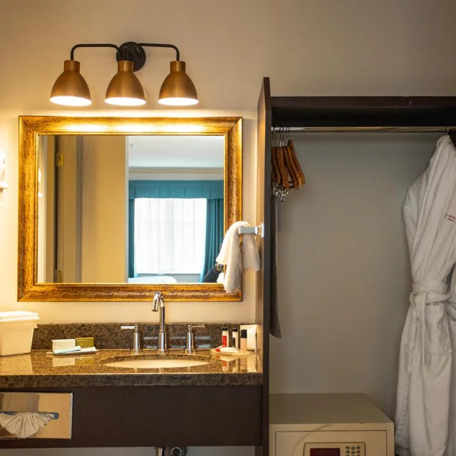 غرفة بسرير كينج بجاكوزي، Ramada By Wyndham Surrey/Langley 6/7