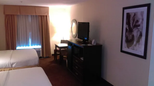 غرفة قياسية بسريرين كوين، Holiday Inn Express White House 5/7