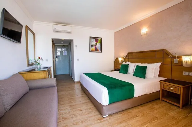 غرفة قياسية بسريرين منفصلين مع أريكة، Argana Hotel 1/10