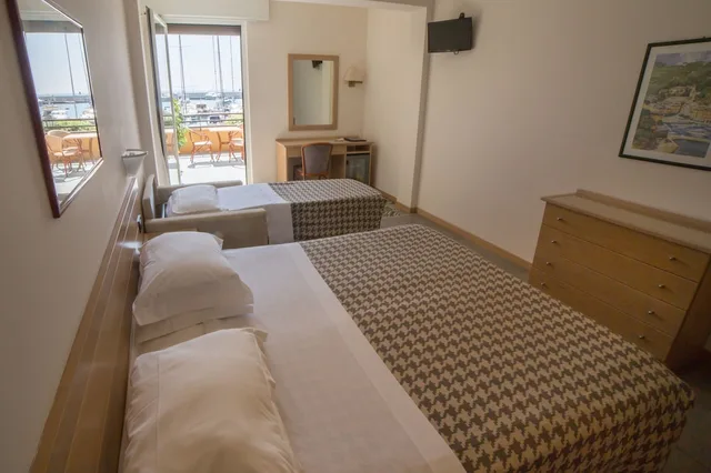 غرفة ثلاثية بإطلالة على البحر بشرفة بغرفة نوم واحدة، Hotel Laurin Formerly Best Western Hotel Laurin 2/5