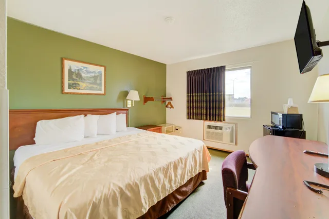 غرفة بسرير كوين لذوي الإعاقة، Capital O Amerihost Inn and Suites Kingdom City Hwy 54 MO 3/5
