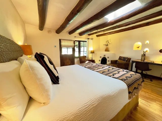 غرفة بسرير كوين يُسمح فيها بالحيوانات الأليفة، Old Taos Guesthouse Bed and Breakfast 1/2