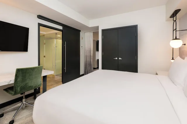 Room, King and Queen Bed, Hotel 1000 Seattle 3/7