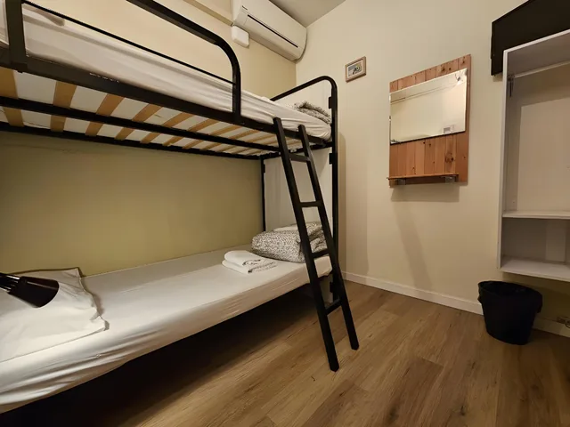 غرفة بسريرين منفصلين وسرير بطابقين بحمام مشترك، Wow Hostel Barcelona 2/2