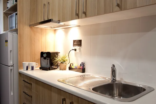 غرفة بسرير كوين مع أريكة بمطبخ صغير، Abode37 6/6