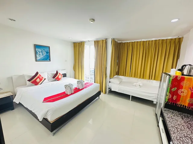 غرفة كلاسيكية بسرير مزدوج وسرير فردي بشرفة، SWISS HOUSE 4/10