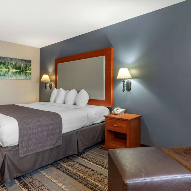 غرفة بسرير كينج بحوض جاكوزي، Best Western Newberg Inn 6/10