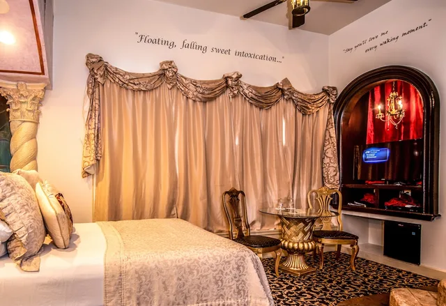 Opera, Queen Bed، Anniversary Inn - 5th South 1/1