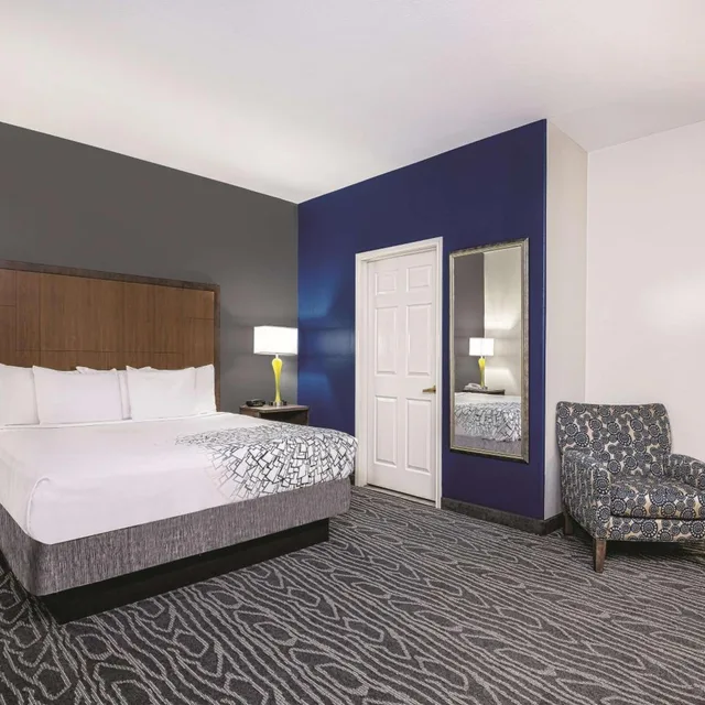Suite, King Bed, Country Side View, Bathtub, Accessible، La Quinta Inn And Suites By Wyndham Mercedes 4/4