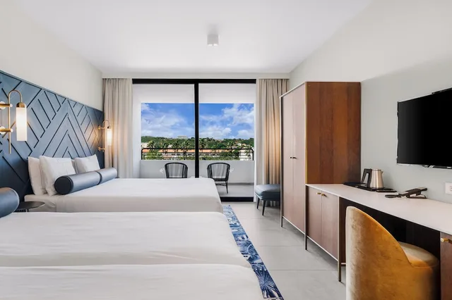 غرفة رباعية بسريرين كينج، Mangrove Beach Corendon Curacao All-Inclusive Resort, Curio by Hilton 1/10