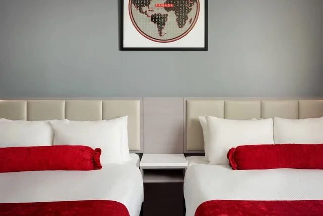 غرفة بسريرين كوين بمطبخ صغير، Ramada by Wyndham West Edmonton Hotel & Suites 3/6