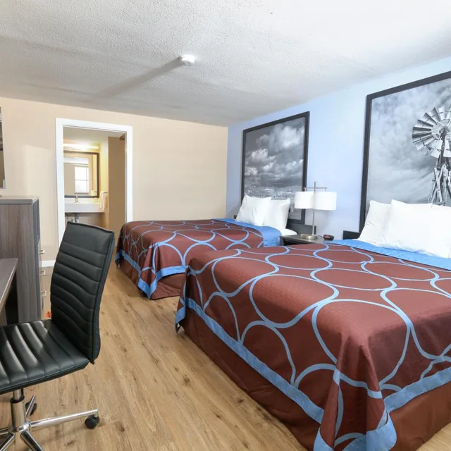 غرفة بسريرين كوين بحوض استحمام لذوي الإعاقة، Super 8 by Wyndham Victoria TX 3/4