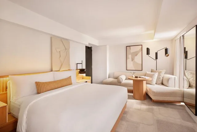 Jay, Signature, Guest Room, King Bed, City View، The Jay, Autograph Collection (ex Le Meridien) 1/2