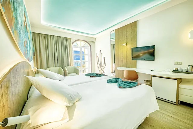 غرفة بسرير مزدوج وسرير فردي بإطلالة على المرسى بشرفة، Hotel LIVVO Puerto de Mogan 5/10