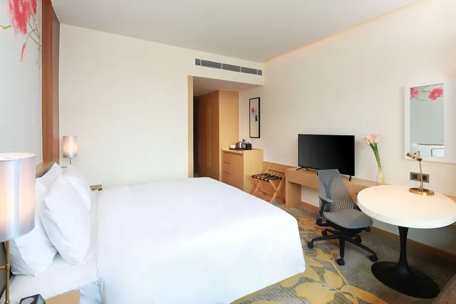 غرفة ديلوكس بسرير كينج بإطلالة على الحديقة، Hilton Garden Inn Qidong 2/4