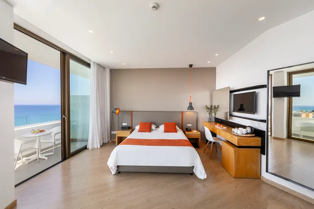غرفة مزدوجة سوبيريور بسريرين منفصلين بإطلالة على البحر، Crystal Springs Beach Hotel 1/7