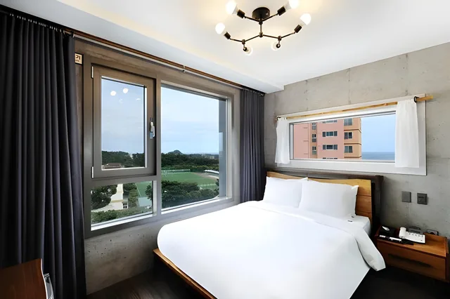 غرفة قياسية بسرير مزدوج بإطلالة جزئية على البحر، Cornerstone Hotel 1/1