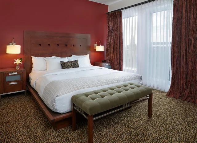 غرفة بريميوم بسرير كينج، Metterra Hotel on Whyte 1/1