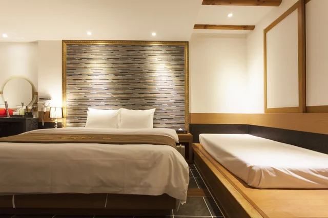 Deluxe, 1 Double and 1 Single Bed, No Parking، Hotel Leaders 5/6