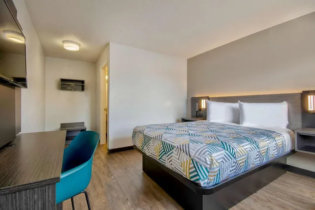 غرفة بسرير كوين لذوي الإعاقة، Motel6 Santa Fe, NM 2/10