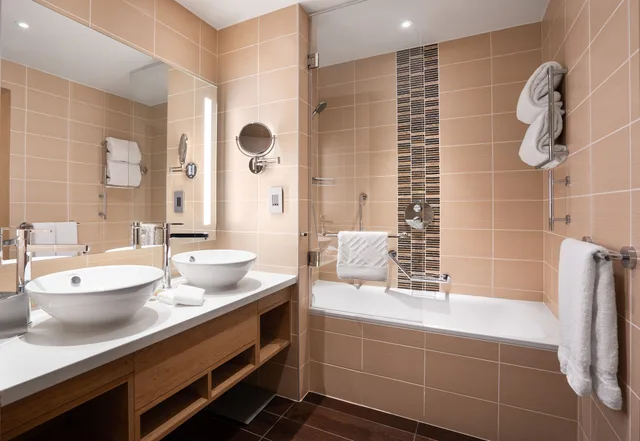 غرفة بسرير كوين مع أريكة بحوض استحمام، Hilton Garden Inn Dubai Mall Avenue 3/5