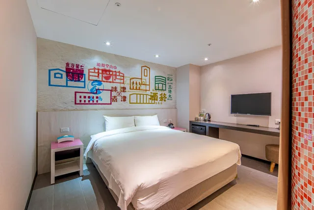 Comfort, Queen Bed, No Window, Bathtub، Wholesome Hotel 1/1