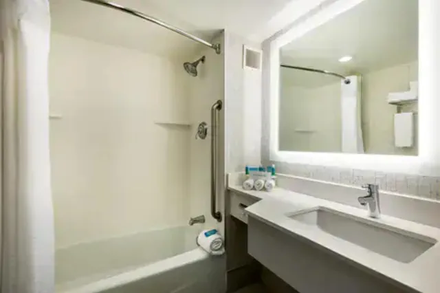 جناح بسرير كينج لذوي الإعاقة، Country Inn & Suites by Radisson, Downtown Albany New York 2/2
