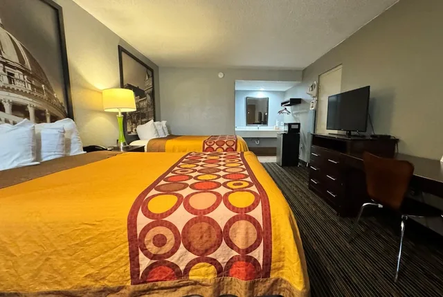 غرفة بسريرين كوين يُسمح فيها بالحيوانات الأليفة للمدخنين، Super 8 by Wyndham Meridian 1/8