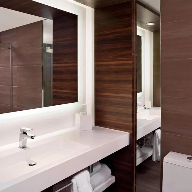 غرفة بسرير كينج مع دخول الصالة، North Charleston Marriott 10/10