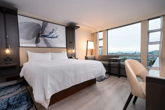 غرفة ركنية بسرير كينج بإطلالة على المدينة، Marriott Victoria Inner Harbour 4/10