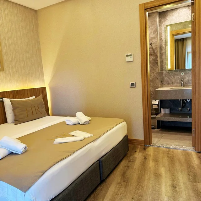 غرفة بسرير كوين بشرفة بإطلالة جزئية على البحر، Hotel Ravi Istanbul 1/7