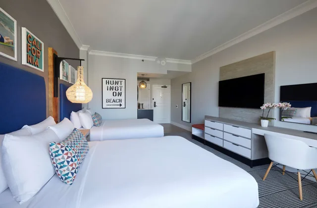 غرفة بسريرين كوين بإطلالة على البحر بشرفة، The Waterfront Beach Resort, a Hilton Hotel 6/8