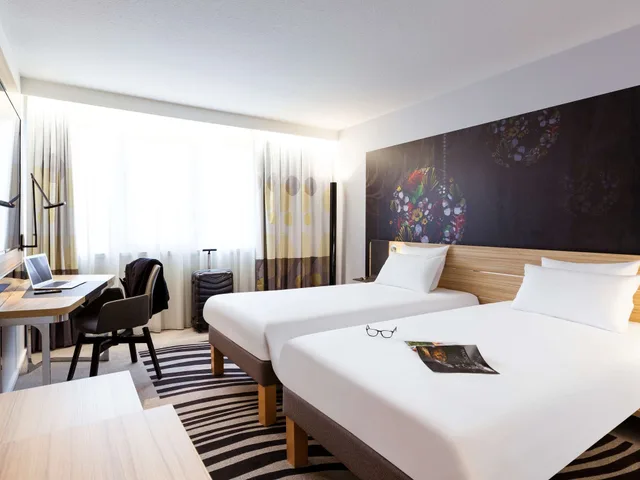 غرفة كلاسيكية بسرير مزدوج وسرير فردي بإطلالة على المسبح، NOVOTEL LIMOGES LE LAC 10/10