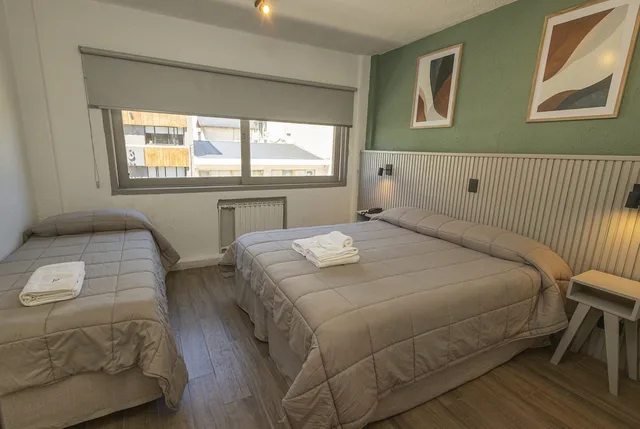 غرفة قياسية ثلاثية بسرير كوين وسرير فردي، M382 Hotel Bariloche 1/4